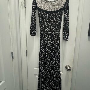 Chic Black and White Patterned Long Sleeve Dress